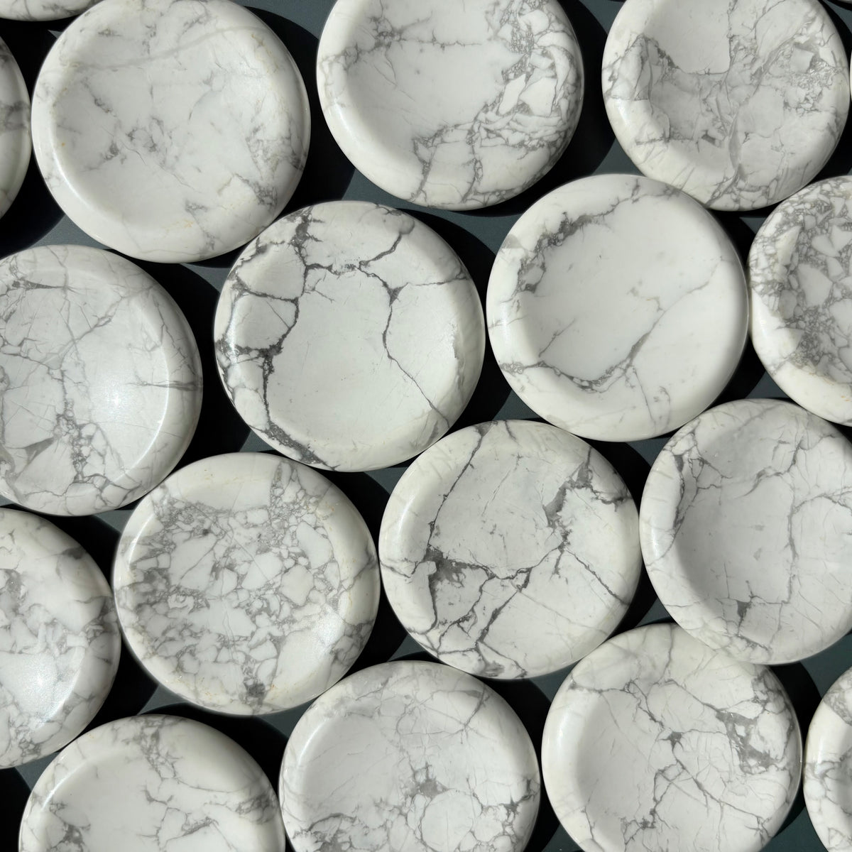 HOWLITE WORRYSTONE - ROUND