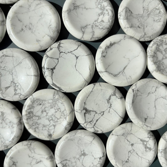 HOWLITE WORRYSTONE - ROUND
